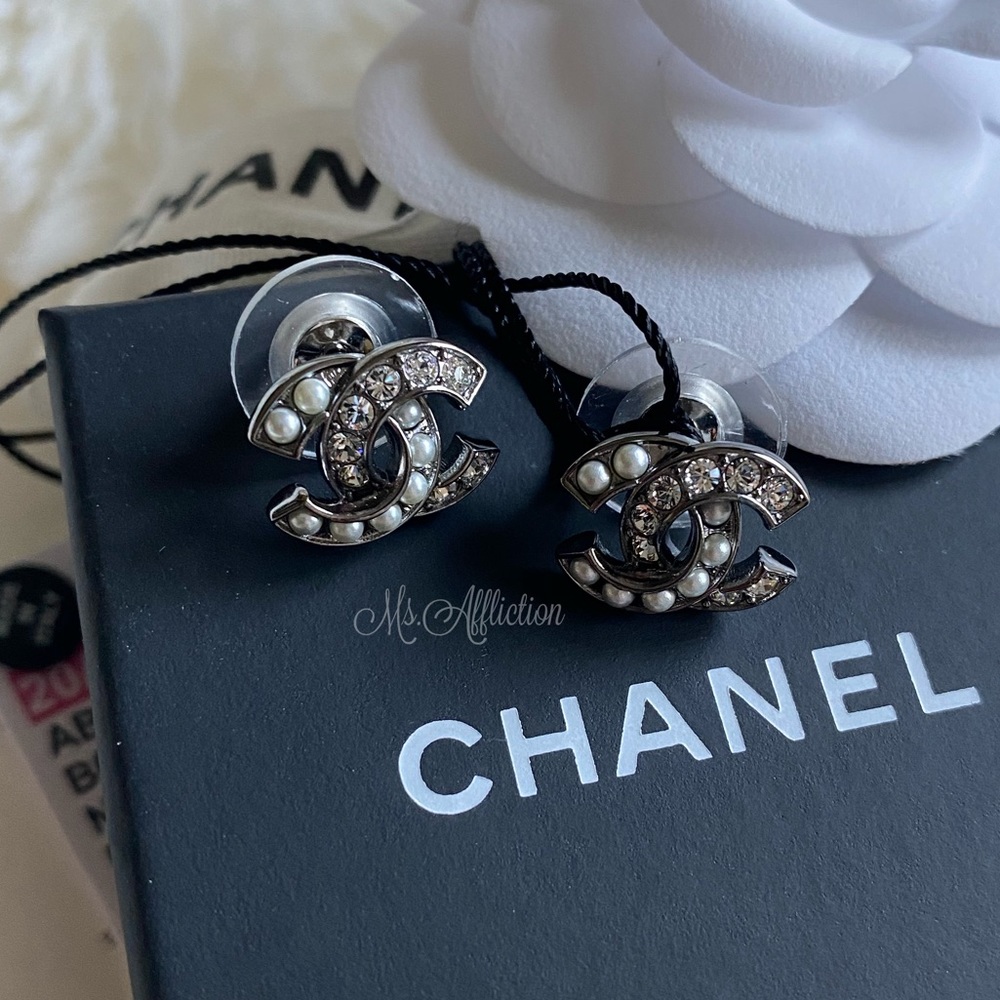 CHANEL NWT CC Ruthenium Crystal Pearl Earrings